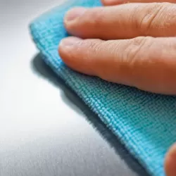 Schoonmaakdetail van het roestvrijstalen oppervlak met doek