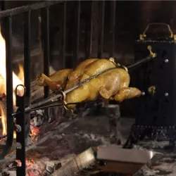 Roestvrijstalen rocca-spies met verstelbare ringen en schroeven voor stevige vleesfixatie.