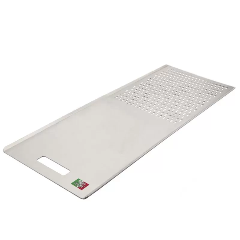 Geperforeerde aluminium plaat voor het bakken van pizza op meterformaat in professionele oven