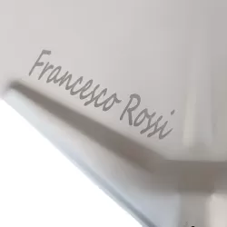 Detail van gegraveerde tekst op pizzaschep